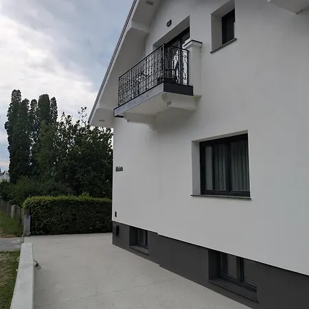 Freska Apartment *