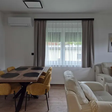 Apartment Freska *