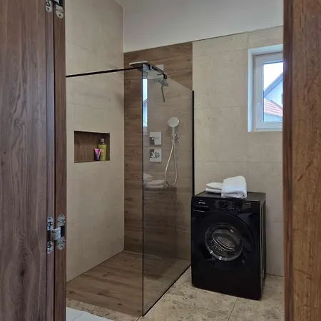 Freska Apartment *